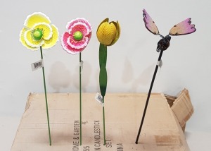 144 X BRAND NEW MIXED PREMIER GARDEN LOT CONTAINING METAL DAISY GARDEN STAKES - PLASTIC BUTTERFLY GARDEN STAKES - METAL POPPY GARDEN STAKES - METAL TULIP GARDEN STAKES (LOAD7PALLET19)