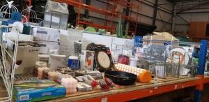 40+ PIECE MIXED LOT CONTAINING CANDLES - AURIL WALL CLOCK - ERNESTO DRINKING GLASSES - STORAGE BASKETS - SPICE RACKS - FRYING PAN - TOILET BRUSH SETS - SOAP DISPENSER - VARIOUS CANVASES ETC