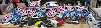 30+ PIECE MIXED LOT TO INCLUDE LARGE AMOUNT CRIVIT BIKE HELMETS - WITTKOP BIKE SADDLE - ZOOFARI DOG HARNESS - CRIVITS REFLECTIVE BIKE BAG - ROLLER BLADES ETC