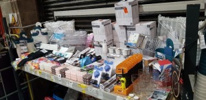 300+ MIXED PIECE LOT CONTAINING OVER THE DOOR CLOTHES AIRERS , CHAMPAGNE FLUTES , WINE GLASSES , DRINKING GLASSES , STORAGE BASKETS , SHOWER CURTAIN , SHOWER HOSE , WRIST BRACES, CANDLES . MEGA LIGHTERS , CLEAR BRACKET DISPLAY STANDS, ETC . ON A FULL BAY