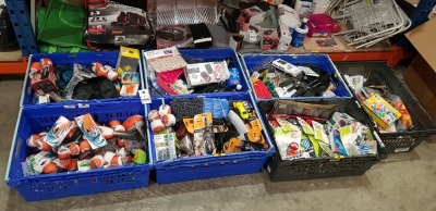 300+ PIECE MIXED LOT IN 7 TRAYS CONTAINING KEYBORAD AND DESKTOP VACUUM , AC-DC ADAPTOR , SUPER SOAKER THROWING TOYS , MEGA LIGHTERS ,HONEY COMB ICE-CUBE TRAYS ETC