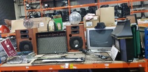 15+ PIECE MIXED RETRO LOT CONTAINING SOUND CITY SC 120 R BASS / ORGAN SPEAKER / SAMSUNG TELEVISION / VINTAGE SET OF 2 SPEAKERS . TABLE TYLE CLOCK / TELESCOPIC WALKING STICK / ITS WINE O CLOCK SIGN ETC - FULL BAY