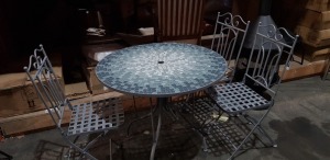 4 PIECE BRAND NEW GARDEN SET CONTAINING 1 ROUND TILE TOP TABLE ( HAS CRACKS ON TOP ) AND 3 METAL CHAIRS IN GREY (DIAMETER 90 CM - 72 CM HEIGHT )