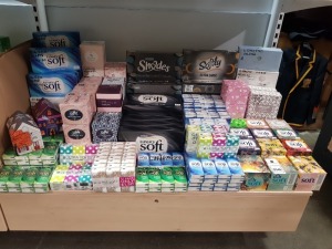 APPROX 100 X FACTORY SEALED TISSUE BOXES / TISSUE MULTIPLE PACKS IN VARIOUS SIZES & DESIGNS - MAINLY SUPERMARKET, CASH & CARRY & PHARMACY BRANDED (NOTE: THESE ARE FACTORY APPROVAL SAMPLES- BATCH NUMBER & DATE MARKED BUT IDEAL FOR END USER)