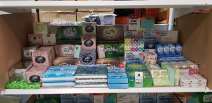 APPROX 100 X FACTORY SEALED TISSUE BOXES / TISSUE MULTIPLE PACKS IN VARIOUS SIZES & DESIGNS - MAINLY SUPERMARKET, CASH & CARRY & PHARMACY BRANDED (NOTE: THESE ARE FACTORY APPROVAL SAMPLES- BATCH NUMBER & DATE MARKED BUT IDEAL FOR END USER)