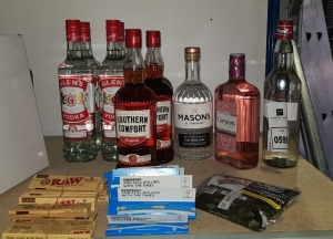 10 X PIECE MIXED ALCOHOL LOT CONTAINING GLENS VODKA 70CL - SOUTHERN COMFORT 70CL - GREYSONS GIN 70CL - MASONS GIN - 2X 50G AMBER LEAF TOBACCO -RAW RIZLA ETC