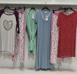 40 X BRAND NEW M & S WOMEN'S NIGHTWEAR CONTAINING BOTTOM'S , TOPS , NIGHTIES STYLES CONTAINING WHITE AND FLORAL , RAINBOW STRIPED, PINK AND WHITE FLORAL ETC SIZES INCLUDE SMALL, MEDIUM , LARGE