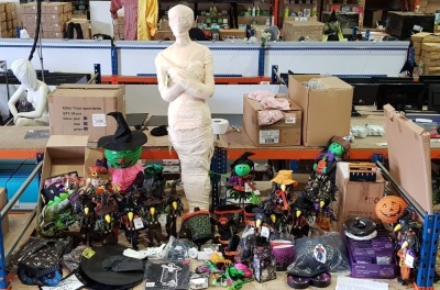 50 X BRAND NEW MIXED HALLOWEEN LOT CONTAINING VARIOUS HALLOWEEN THEMED ITEMS INCLUDING , STAND UP DISPLAY MUMMY , SCARECROWS , STATIC & FLASHING LED LIGHTS , TRICK OR TREAT BAGS , ADULT WIZARD CAPE AND HATS, ETC ON A FULL BAY (LOAD 3 PALLET 11)