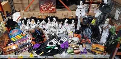 80 X BRAND NEW MIXED HALLOWEEN LOT CONTAINING VARIOUS HALLOWEEN THEMED ITEMS INCLUDING SPOOKY HANGING DOLLS WITH KNIFE'S , SPOOKY WIND-UP CENTIPEDES VARIOUS COLOURS , SPIDER WORLD SUPER SQUISHY SPIDERS, WITCHES HATS , TRICK OR TREAT SKULL HAND WITH BAG ET