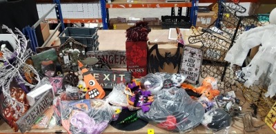 50 X BRAND NEW MIXED HALLOWEEN LOT CONTAINING VARIOUS HALLOWEEN THEMED ITEMS INCLUDING , 3D WITCH ON BROOM LED , SPIDER LED , THE GOTHIC COLLECTION DECORATIVE ROSES , CHILDS RIBBONED WHITCHES HAT , PUMPKIN LIGHTS ETC ON A FULL BAY