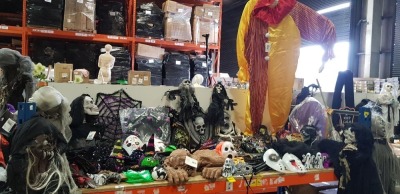 50 X PIECES BRAND NEW MIXED HALLOWEEN LOT CONTAINING HALLOWEEN THEMED ITEMS , 1.76M STANDING SKULL CLOWN ,GRAWLING ZOMBIE TORSO ,1.6M STANDING ANIMATED GHOUL , HALLOWEEN LIGHT UP BALLOONS ETC - ON A FULL BAY