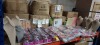 1000+ PIECE BRAND NEW MIXED LOT CONTAINING SMALL CARDBOARD TRAYS / SET OF 3 GARDEN TOOLS / NECKLACE HOLDERS / BAMBOO BOTTLE COVERS / A4 PAPER HOLDER WITH SLEEVES / DISNEY ELENAOF AVALOR CARDBOARD POP CORN BOWLS ETC - ON A FULL BAY