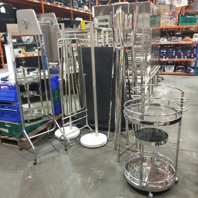 7 X MIXED LOT TO INCLUDE 2 X MIRRORS, 2 X COAT STANDS, 1 X WHEELED DISPLAY TROLLY,ETC