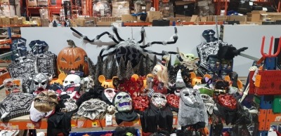 250 PIECE MIXED HALLOWEEN LOT CONTAINING DECORATIVE SPOOKY SPIDER , GIANT HANGING PUMPKIN , ANIMATED DOLL , LED PUMPKIN STRING LIGHTS , SPOOKY MASKS , ETC ON A FULL BAY.