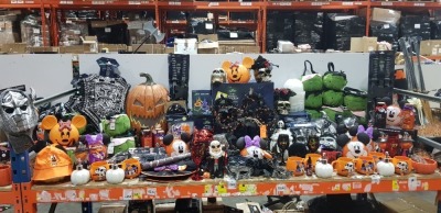 250 PIECE MIXED HALLOWEEN LOT CONTAINING SPOOKY SCARECROW 6 FOOT, DISNEY THEMED WREATH , LED SHADOW LIGHTS , LITTLE HORRORS TREAT BUCKET'S , MONSTROUS MAKE-UP SET'S ETC ON A FULL BAY.