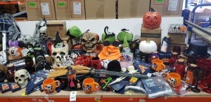 250 PIECE MIXED HALLOWEEN LOT CONTAINING DECORATIVE KEEP OUT BANNER 2M LONG , HALLOWEEN LIGHT UP JARS , DISNEY STRING LIGHTS , BAG OF BONES , LITTLE HORRORS TREAT BUCKETS , CREEPY JELLY MOULDS ETC ON A FULL BAY.