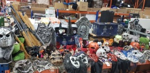 250 PIECE MIXED HALLOWEEN LOT CONTAINING ANIMATED SPOOKY SCAREVROW 6 FEET TALL , SKULL WITH LIGHT UP EYES , GIANT TOMBSTONE , PLAQUE, WITCHS BROOMS , DEVIL HOODED MASKS , ETC ON A FULL BAY.