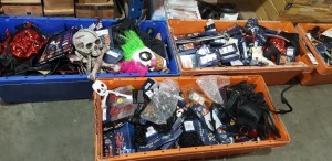 400 PIECE MIXED HALLOWEEN LOT CONTAINING DEVIL DRESS - UP SETS , PUMPKIN CARVING KITS , WITCH'S HATS, SPOOKY MASKS , PURPLE WITCH MAKE-UP KITS CREEPY JELLY MOULDS DISNEY LIGHT UP JARS , FACE PAINTS ETC IN 3 FULL TRAYS (TRAYS NOT INCLUDED)