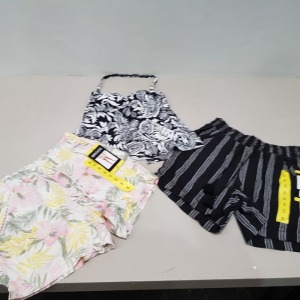 44 X MIXED SWIM WEAR CONTAINING 22 X LINGERIE TOPS IN BLACK AND WHITE SIZE 10, 22X MIXED BRIGGS SHORTS IN 2 DIFFERENT STYLES SIZE SMALL