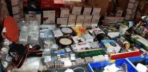 200 PIECE MIX LOT CONTAINING ELECTRIC PAINT SPRAYER ELITE , RTC1000 RAPID DIGITAL TYRE INFLATOR , WALL CLOCKS , COSMETICS ORGANISERS , BIC MEGA LIGTERS , AUTOMATIC SOAP DISPENSER , ETC ON A FULL BAY