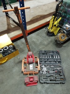 4 PIECE MIXED LOT CONTAINING 1 X W&J 4000KG 4 WHEEL STEERABLE SKATE - AND 2 X 2 WHEEL SINGLE PLATE SKATE AND 1 X CAROLUS 1/2 RATCHT SET ( NOT COMPLETE )