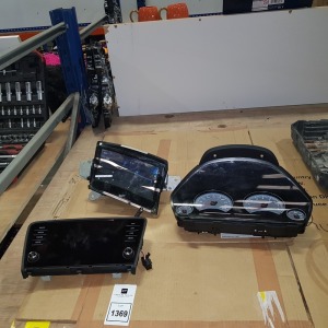 3 PIECE MIXED CAR PARTS LOT CONTAINING BMW M3 F80 SPEEDOMETER INTRUMENT 2017 / SKODA OCTABIA 3 OLUMBUS TOUCH SCREEN CONTROL UNIT / 2017 BMW M3 F80 HEAD UP DISPLAY HUD
