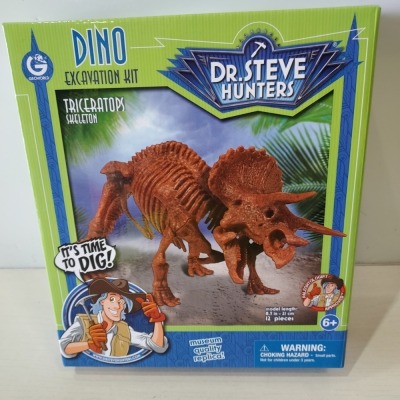 96 X BRAND NEW DR . STEVE HUNTERS DINO EXCAVATION KIT ( TRICERATOPS SKELETON ) - 12 PIECE MODEL - LENGTH : 21 CM ) IN 16 BOXES