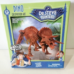 96 X BRAND NEW DR . STEVE HUNTERS DINO EXCAVATION KIT ( TRICERATOPS SKELETON ) - 12 PIECE MODEL - LENGTH : 21 CM ) IN 16 BOXES