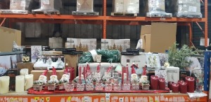 100 + BRAND NEW MIXED PREMIER CHRISTMAS LOT CONTAINING 43CM LIT SANTA SCENE WITH 32 LEDS / 40 CM WOODEN ADVENT HOUSE / 21 CM ACRYLIC MUSICAL SANTA WITH REINDEER / FLAME EFFECT FIREPLACE / 21 CM LIT ACRYLIC CHRISTMAS PLAQUE / 60 X 40 CM FIBRE OPTIC CANVA