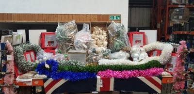 100 + BRAND NEW MIXED PREMIER CHRISTMAS LOT CONTAINING 1.2 x 1.5 m DECORATIVE THROW / GOLD GLITTER TWIG DECORATION / LUXURY GLASS BAUBLES / 64 COUNT ORNAMENT STORAGE BAGS / VARIOUS TINSEL / JINGLE BELL SHAKERS / CLIP ON ARTIFICIAL FLOWERS ETC - ON A FU