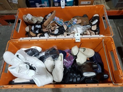 50 X MIXED SHOE LOT CONTAINING EVERLAST SLIDERS - CUSHION WALK SANDALS - CRUSH HEELED ANKLE BOOTS - VARIOUS TRAINERS ETC ALL IN VARIOUS SIZES