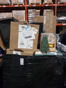 20+ PIECE MIXED CHRISTMAS LOT CONTAINING 1.4M SOFT ACRYLIC STAG LIGHT SCULPTURE 300 LEDS , TREVALLI POP UP TREE 4OCM , 1500 TREEBRIGHTS 37.5 LIT LENGTH , DEER MOTHER AND BABY LIGHT SCULPTURE 230 LED ETC ON A PALLET (NOTE CUSTOMER RETURNS)