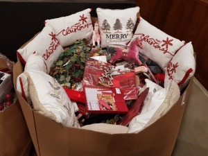 300+ PIECE MIXED CHRISTMAS LARGE PALLET LOT CONTAINING MERRY CHRISTMAS CUSHIONS , THE SPIRIT OF CHRISTMAS TABLECLOTHS , DISNEY CHRISTMAS PRINCESS STOCKINGS , XMAS BAUBLES , FELT TABLE RUNNERS , ETC ON A FULL PALLET