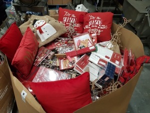 300+ PIECE MIXED CHRISTMAS LARGE PALLET LOT CONTAINING CHRISTMAS CUSHIONS , THE SPIRIT OF CHRISTMAS TABLECLOTHS , MARVEL SPIDER MAN BAUBLES , HO HO HO HOOPS GAME CRACKERS , REINDEER HEAD LED , ETC ON A FULL PALLET