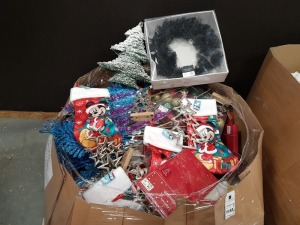 250+ PIECE MIXED CHRISTMAS MEDIUM PALLET LOT CONTAINING SNOW EFFECT SMALL XMES TREE , CHRISTMAS BAUBLES, STAR SCULPTURE , TINSEL DECORATIONS, VARIOUS COLOURED DECORATIVE BRANCHES, ETC ON A FULL PALLET