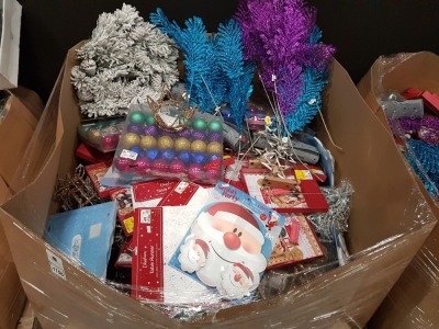 250+ PIECE MIXED CHRISTMAS MEDIUM PALLET LOT CONTAINING LARGE SNOW WREATH , LED CROWNS , DECORATIVE COLOURED BRANCHES , SANTALETTER PACKS , CHRISTMAS BAUBLES, ETC ON A FULL PALLET