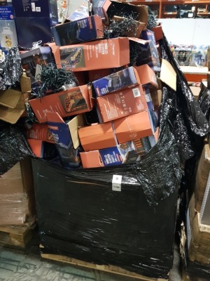 200+ PIECE CHRISTMAS LIGHTS LOT CONTAINING 3000 LED CLUSTER BRIGHTS 37.5M LIT LENGTH , 960 CLUSTER BRIGHTS 12.4M LIT LENGTH , 768 LED COMPACT CLUSTER BRIGHTS 4.5M LIT LENGTH , 2000 LED CLUSTER BRIGHTS 25M LIT LENGTH , ETC ON A FULL PALLET (NOTE CUSTOMER R