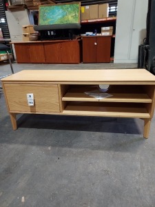 1 X HADLEY NATURAL OAK TV UNIT 120 X 42 X 49CM (PLEASE NOTE CUSTOMER RETURNS)