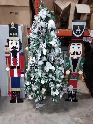 3 PIECE CHRISTMAS LOT CONTAINING 2 STANDING WOODEN NUTCRAKER SOLDIERS 6FT , ONE LARGE DECORATIVE CHRISTMAS TREE 7FT ( NOTE EX DISPLAY) LOAD 6 PALLET 16)