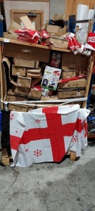 FULL PALLET MIXED ENGLAND CHRISTMAS LOT CONTAINING - ENGLAND CAR FLAGS - LARGE ENGLAND CHRISTMAS FLAGS - ENGLAND CHRISTMAS MUGS - 180CM INFLATABLE SANTA - CHRISTMAS HATS - FOOTBALL STRING LIGHTS ETC