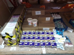 APPROX 75+ PIECE MIXED LOT CONTAINING RESPIRO CRIB MATTRESS - DIAL SCREWS 2.7 X 60MM - DIALL PAINT ROLLERS - HANNON PAINT BRUSH SET - EVO-STIK PUTTY - VARIOUS PACKS OF SCREWS ETC