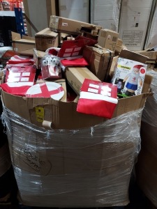 FULL PALLET MIXED ENGLAND CHRISTMAS LOT CONTAINING - ENGLAND CAR FLAGS - LARGE ENGLAND CHRISTMAS FLAGS - ENGLAND CHRISTMAS MUGS - PAPER PLATES - CHRISTMAS HATS - ENGLAND NAPKINS - FOOTBALL STRING LIGHTS - INFLATABLE SANTA ETC