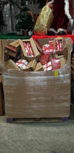 FULL PALLET MIXED ENGLAND CHRISTMAS LOT CONTAINING 3 PLY NAPKINS, FACE PAINT, MUGS, CAR FLAGS, WORLD CUP MUGS, WORLD CUP BUNTING, ETC